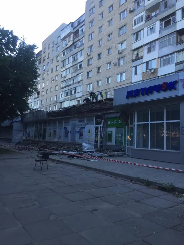 В Херсоне обвалившийся карниз здания серьезно травмировал прохожую