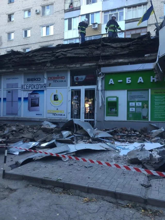 В Херсоне обвалившийся карниз здания серьезно травмировал прохожую