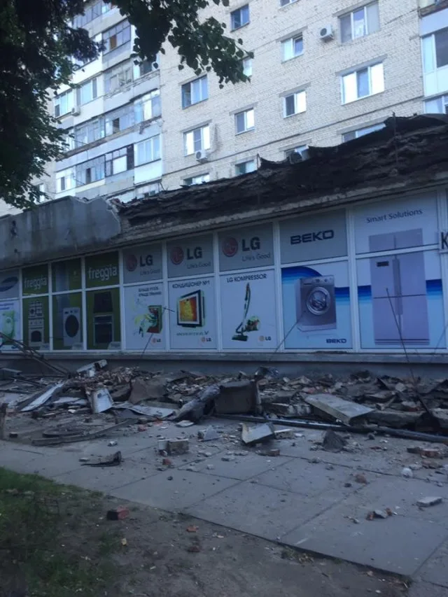 В Херсоне обвалившийся карниз здания серьезно травмировал прохожую