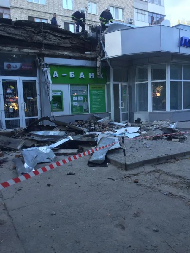 В Херсоне обвалившийся карниз здания серьезно травмировал прохожую