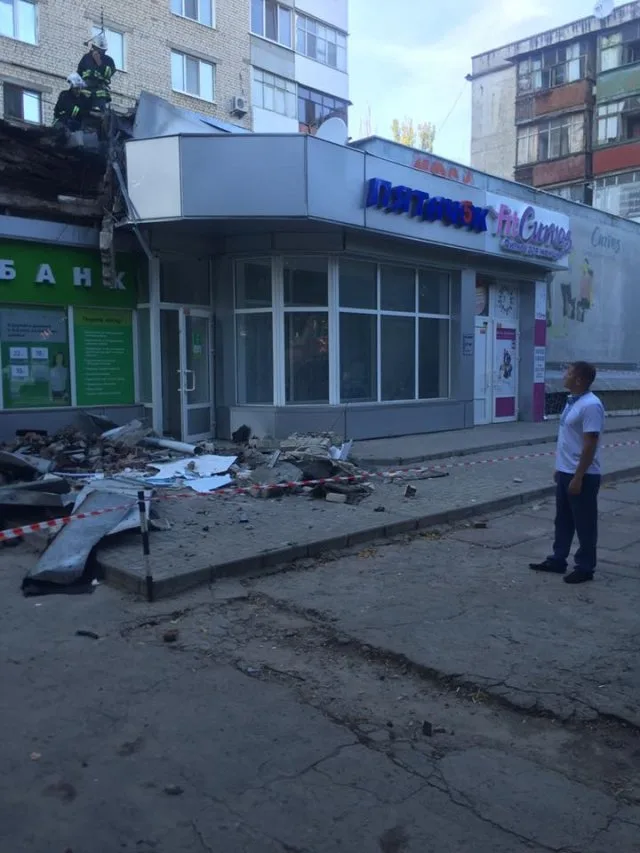 В Херсоне обвалившийся карниз здания серьезно травмировал прохожую