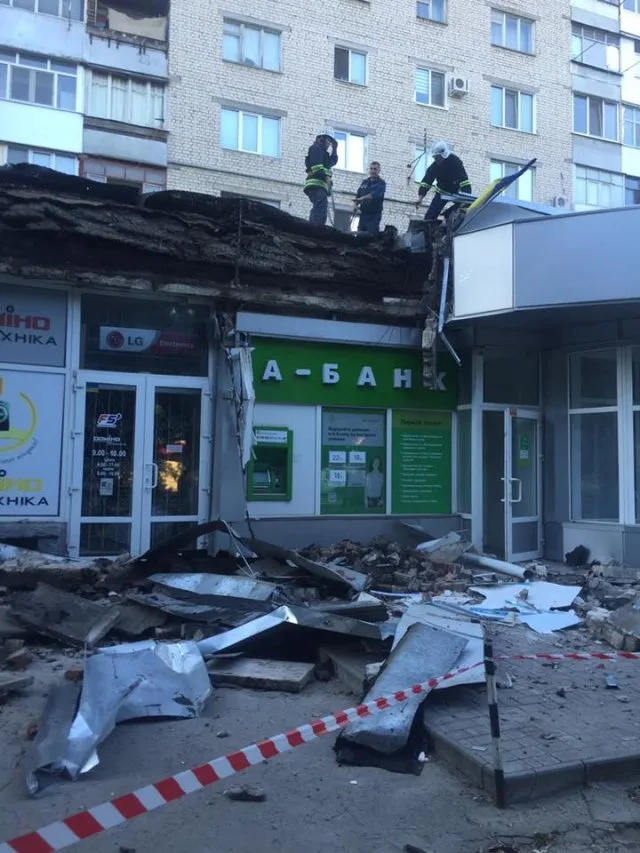 В Херсоне обвалившийся карниз здания серьезно травмировал прохожую