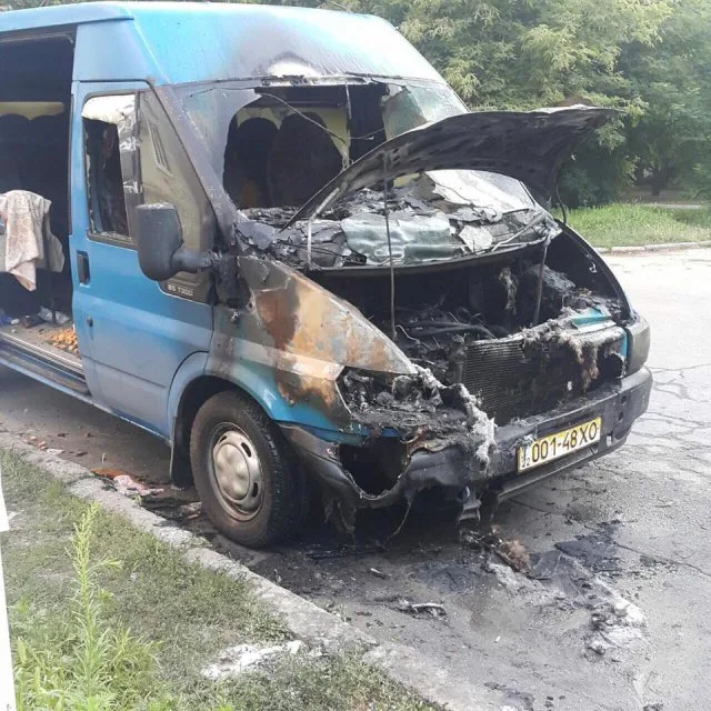 Херсонцу какие-то негодяи сожгли грузовой фургон