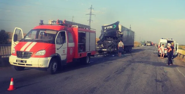 На херсонской трассе столкнулись две фуры, одного из водителей зажало в кабине
