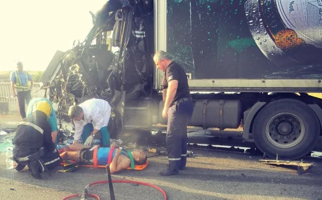 На херсонской трассе столкнулись две фуры, одного из водителей зажало в кабине