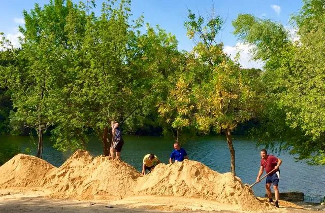 В Змиевке к концу лета оборудовали пляж