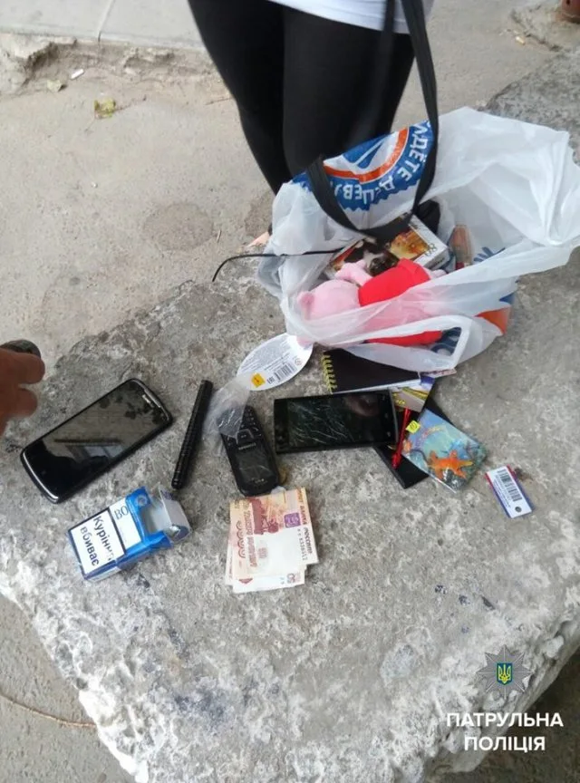 В Херсоне патрульные полицейские задержали воров-наркоманов и нашли похищенный телефон
