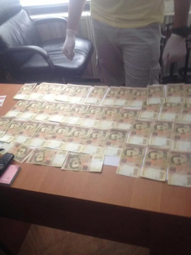 Сегодня задержали херсонского полицейского на взятке