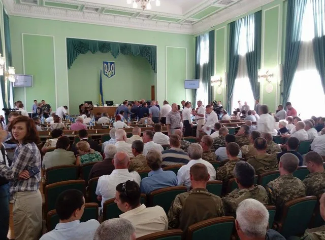 Здание облсовета от пенсионерок охраняют три десятка спортсменов и трое самообороновцев