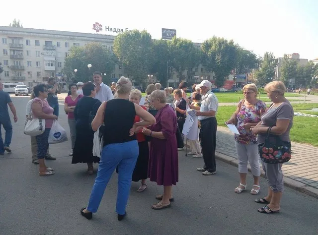 Здание облсовета от пенсионерок охраняют три десятка спортсменов и трое самообороновцев