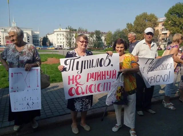 Здание облсовета от пенсионерок охраняют три десятка спортсменов и трое самообороновцев