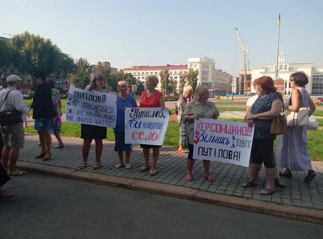 Здание облсовета от пенсионерок охраняют три десятка спортсменов и трое самообороновцев