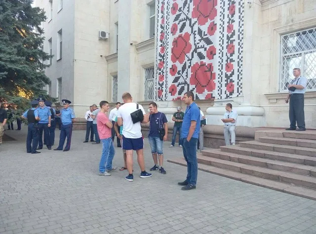 Здание облсовета от пенсионерок охраняют три десятка спортсменов и трое самообороновцев