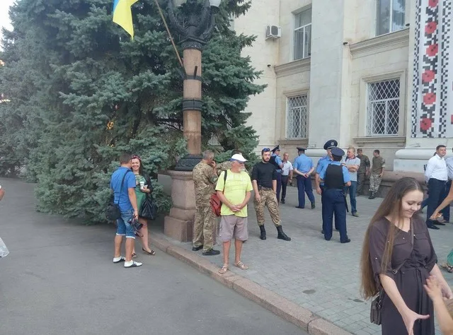 Здание облсовета от пенсионерок охраняют три десятка спортсменов и трое самообороновцев