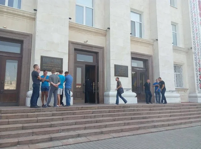 Здание облсовета от пенсионерок охраняют три десятка спортсменов и трое самообороновцев
