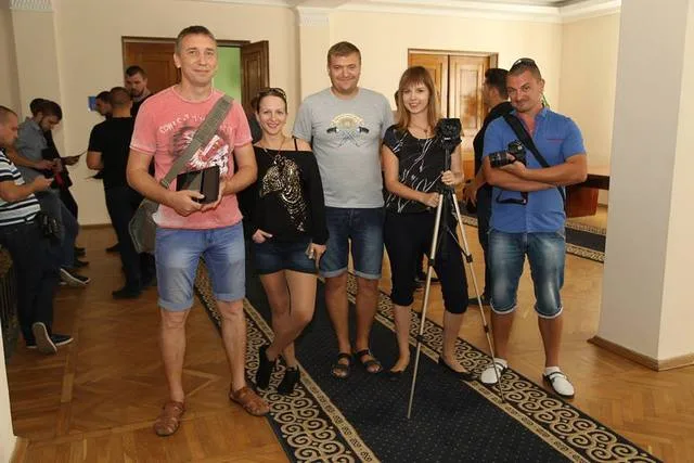 Шорты как воспитательный момент: журналисты устроили акцию “СТОП хамству”