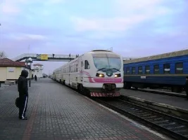 Херсонские пригородные поезда стали “яблоком раздора” между чиновниками и железнодорожниками