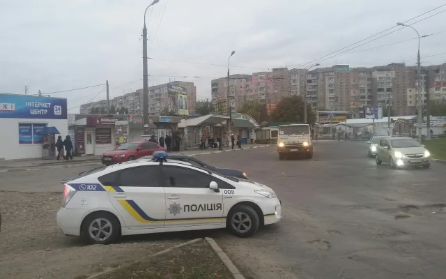 Несовершеннолетние с ножом напали на херсонца на остановке “Три штыка”