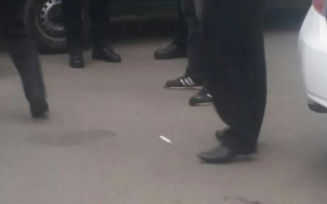 Несовершеннолетние с ножом напали на херсонца на остановке “Три штыка”