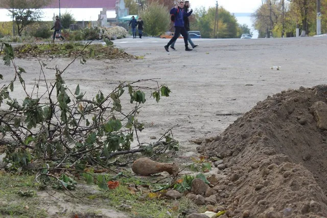 В Бериславе случайно выкопанная авиабомба времен войны второй день валяется на улице