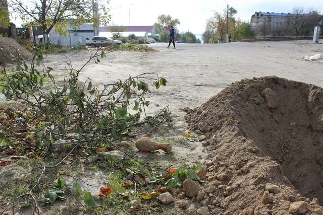 В Бериславе случайно выкопанная авиабомба времен войны второй день валяется на улице