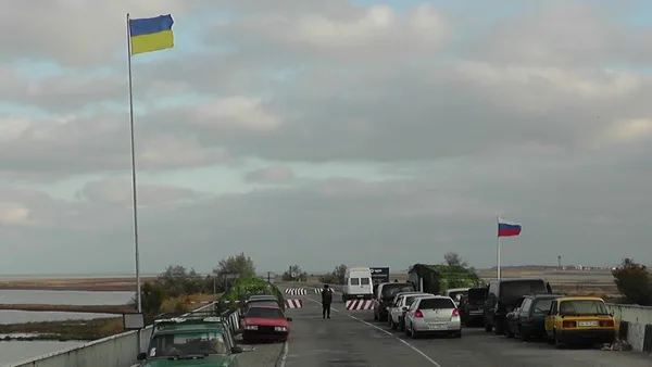 На границе с Крымом в 50 метрах от оккупантов установили украинский флаг