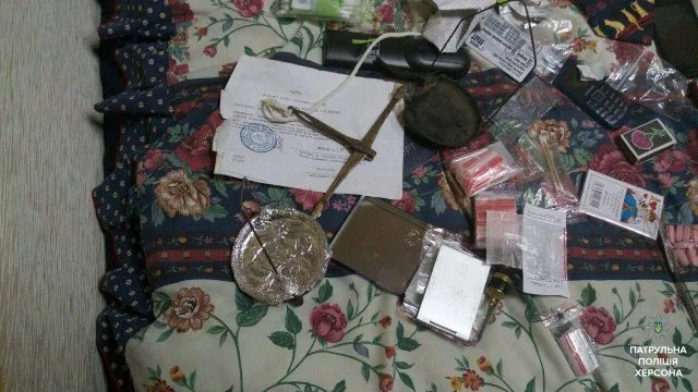 Полицейские задержали в Херсоне двух мужчин и девушку с наркотиками