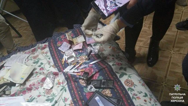 Полицейские задержали в Херсоне двух мужчин и девушку с наркотиками