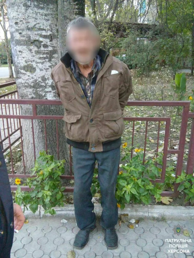 В Херсоне полицейские задержали грабителя, который ударил женщину ножом