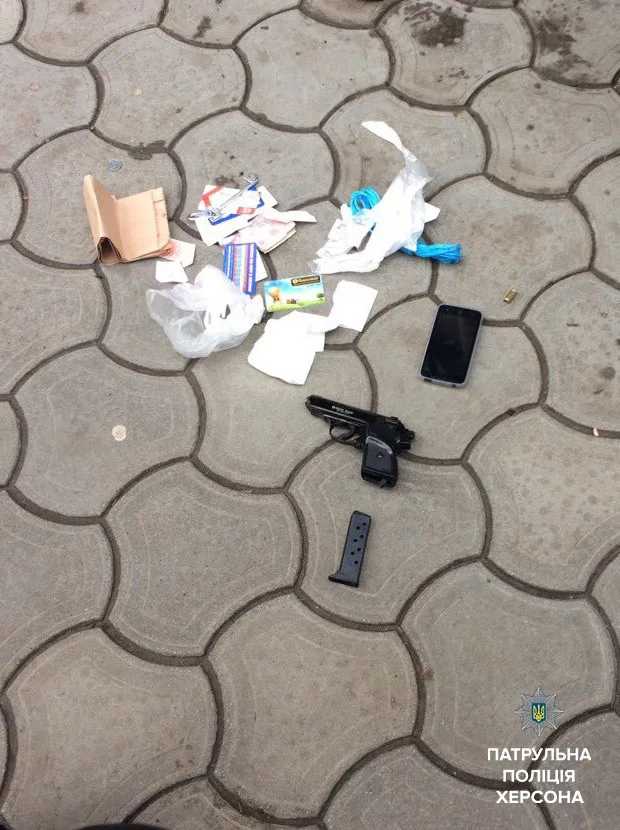 В Херсоне патрульные полицейские задержали вооруженных мужчин