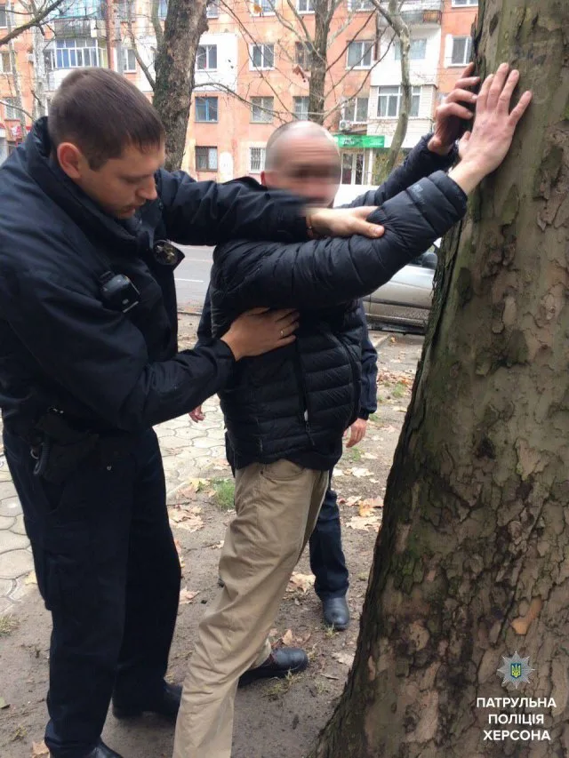 В Херсоне патрульные полицейские задержали вооруженных мужчин
