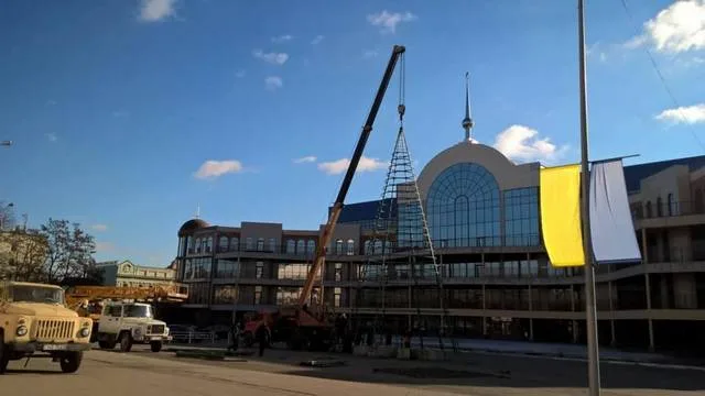 В Херсоне устанавливают главную елку города