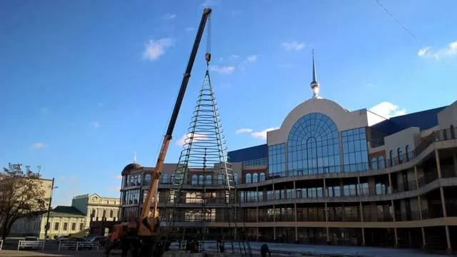 В Херсоне устанавливают главную елку города