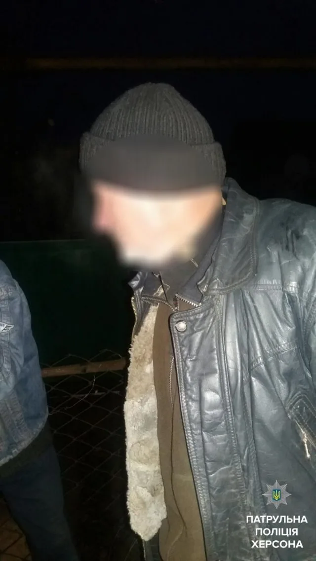 Патрульные полицейские задержали в Херсоне двух воров канализационных люков