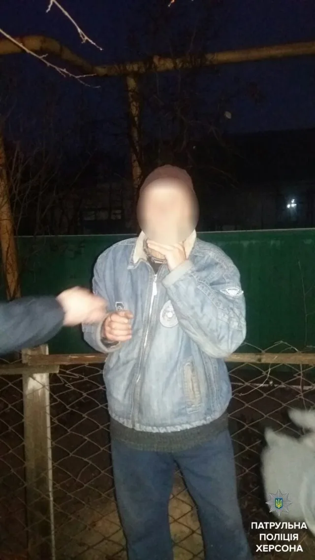 Патрульные полицейские задержали в Херсоне двух воров канализационных люков