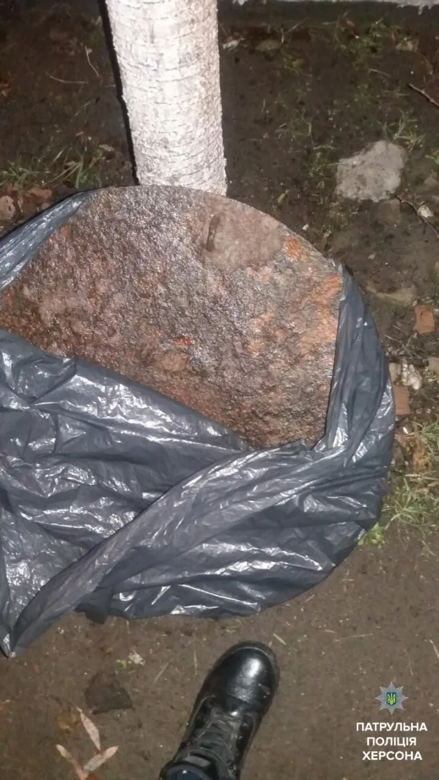 Патрульные полицейские задержали в Херсоне двух воров канализационных люков