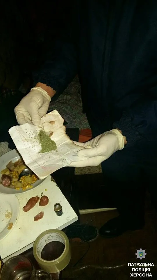Патрульные полицейские накрыли в Херсоне наркопритон