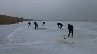 Жители пригорода Херсона играют в хоккей на Днепре
