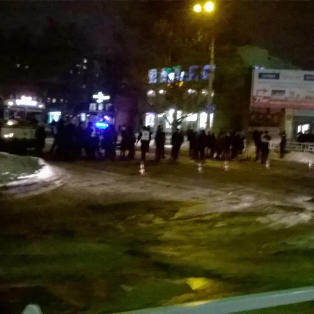 В Херсоне жители многоэтажки перекрыли дорогу