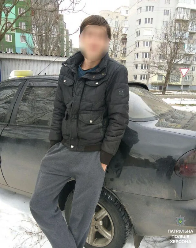 В Херсоне патрульные полицейские задержали нарушителя с оружием
