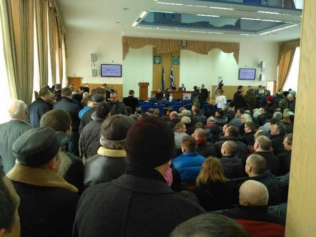 Из сессионного зала полиция вывела Стремоусова