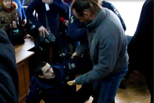 В сети появилось видео нападения Стремоусова на полицейского