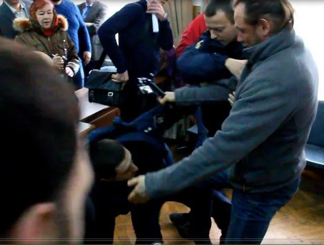 В сети появилось видео нападения Стремоусова на полицейского