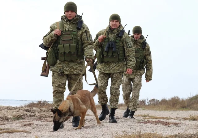 На границе с Крымом местные жители игнорируют приграничный режим