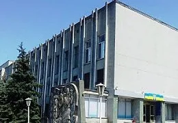 Возле херсонского Управления миграционной службы растет мусорная свалка