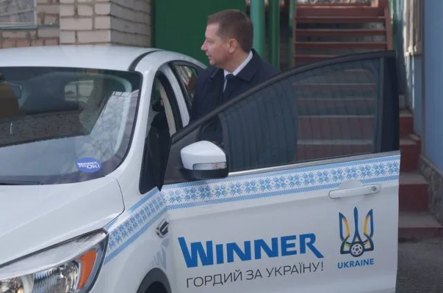 ФФУ передала Херсонской и Крымской федерациям футбола два автомобиля