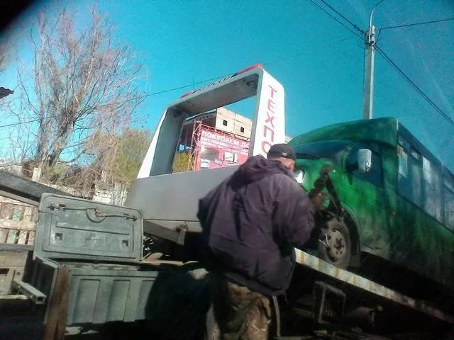 В центре Херсона маршрутку увез эвакуатор