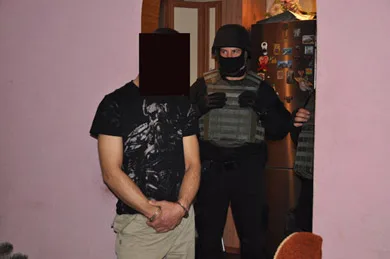 Правоохранители задержали группу вооруженных херсонцев, которые отобрали у николаевца почти 270 000 долларов США