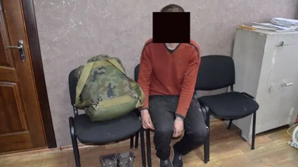 В Николаеве пьяный дезертир после отпуска на Херсонщине ограбил подполковника полиции