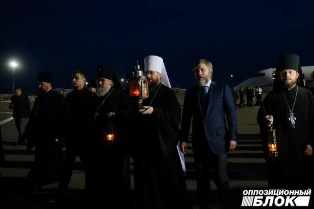 Митрополит Антоний и Вадим Новинский привезли Благодатный Огонь в Украину